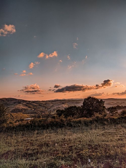 Free Scenic sunset view over rolling hills in İzmit, Türkiye with vibrant sky and lush greenery. Stock Photo
