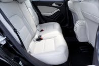 通过纯净的白色皮革座椅，感受汽车内饰的现代奢华