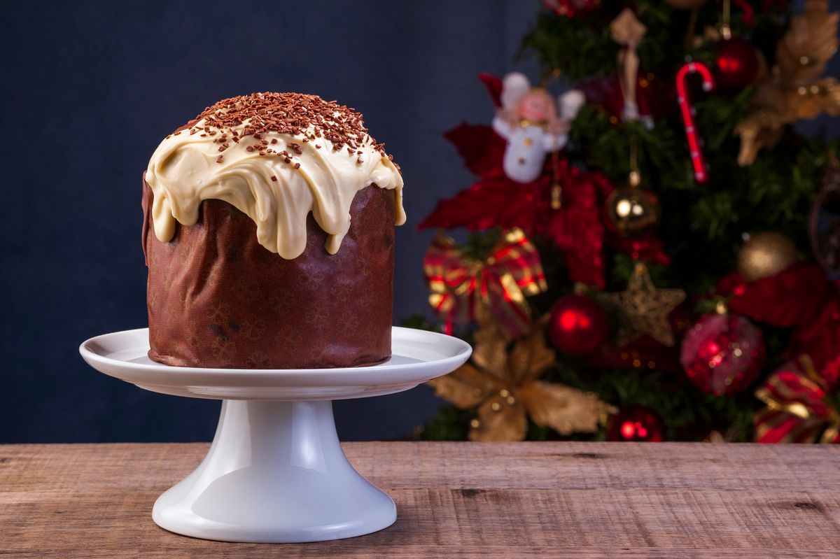 Traditioneller italienischer Panettone, ein klassischer festlicher Kastenkuchen