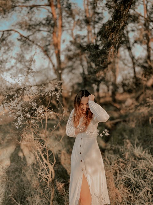 Základová fotografie zdarma na téma bílé šaty, brunetka, květiny