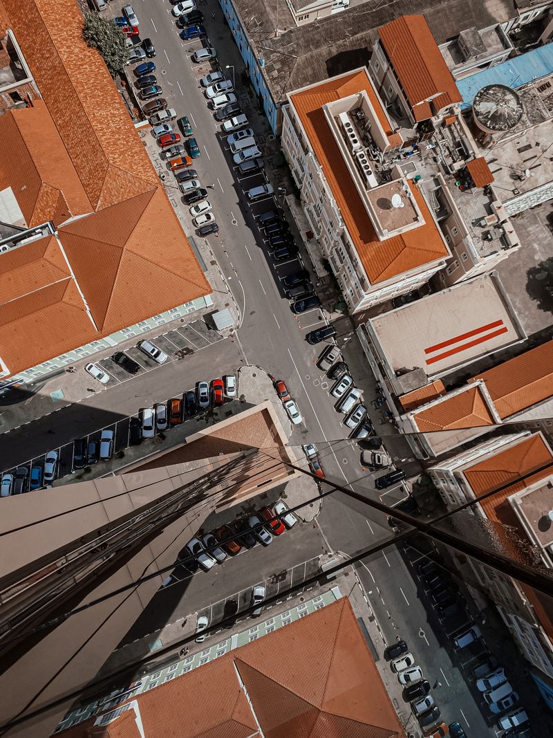 Barrio con techos naranjas en Luanda