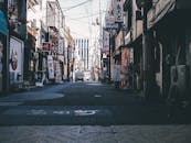 一条城市小巷十分安静，两旁排列着传统的日本标志和建筑