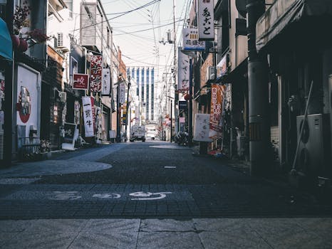 一条城市小巷十分安静，两旁排列着传统的日本标志和建筑