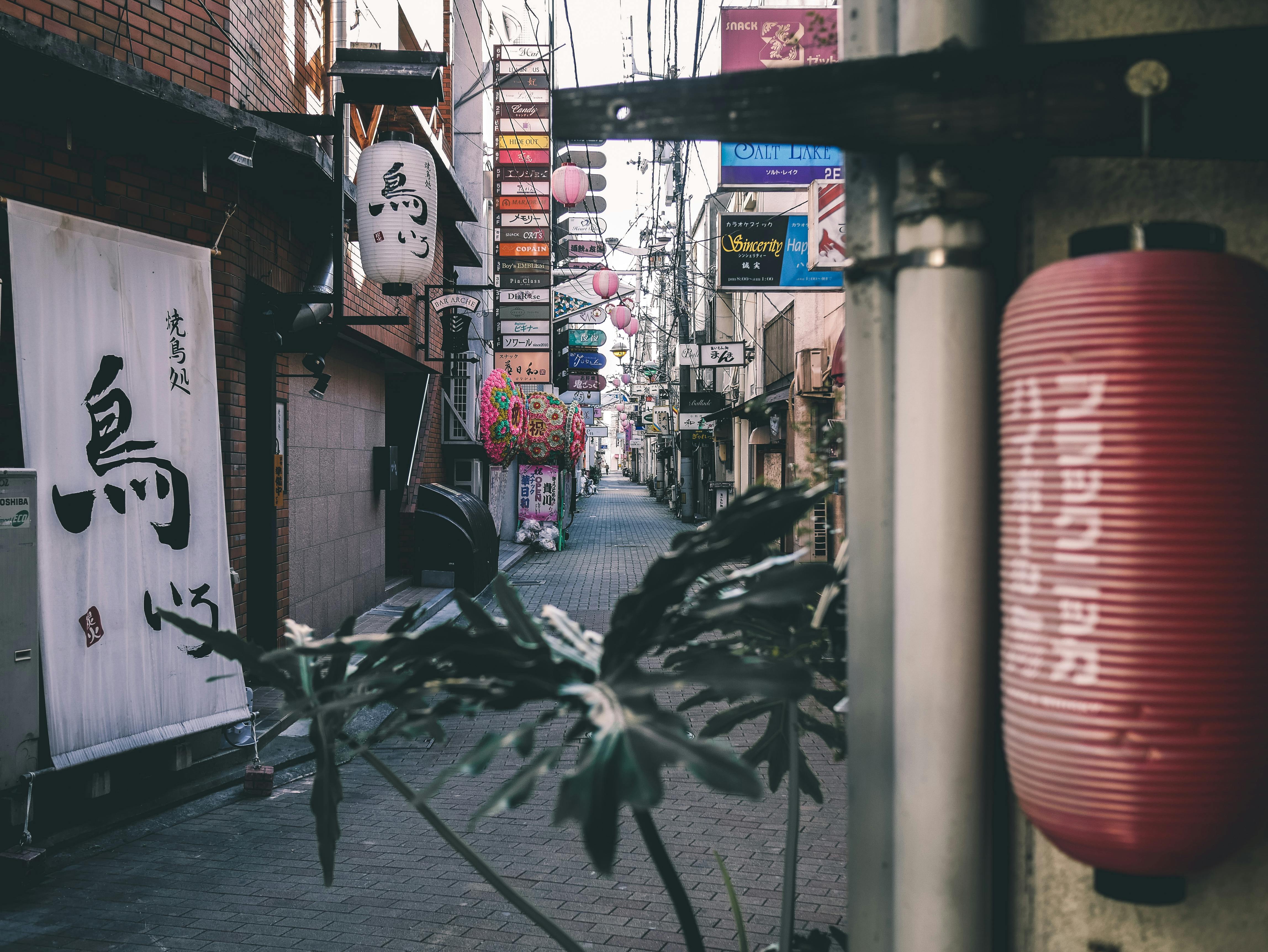 Huhn Japanische Kanji Banner In Der Nähe Von Store · Kostenloses Stock Foto