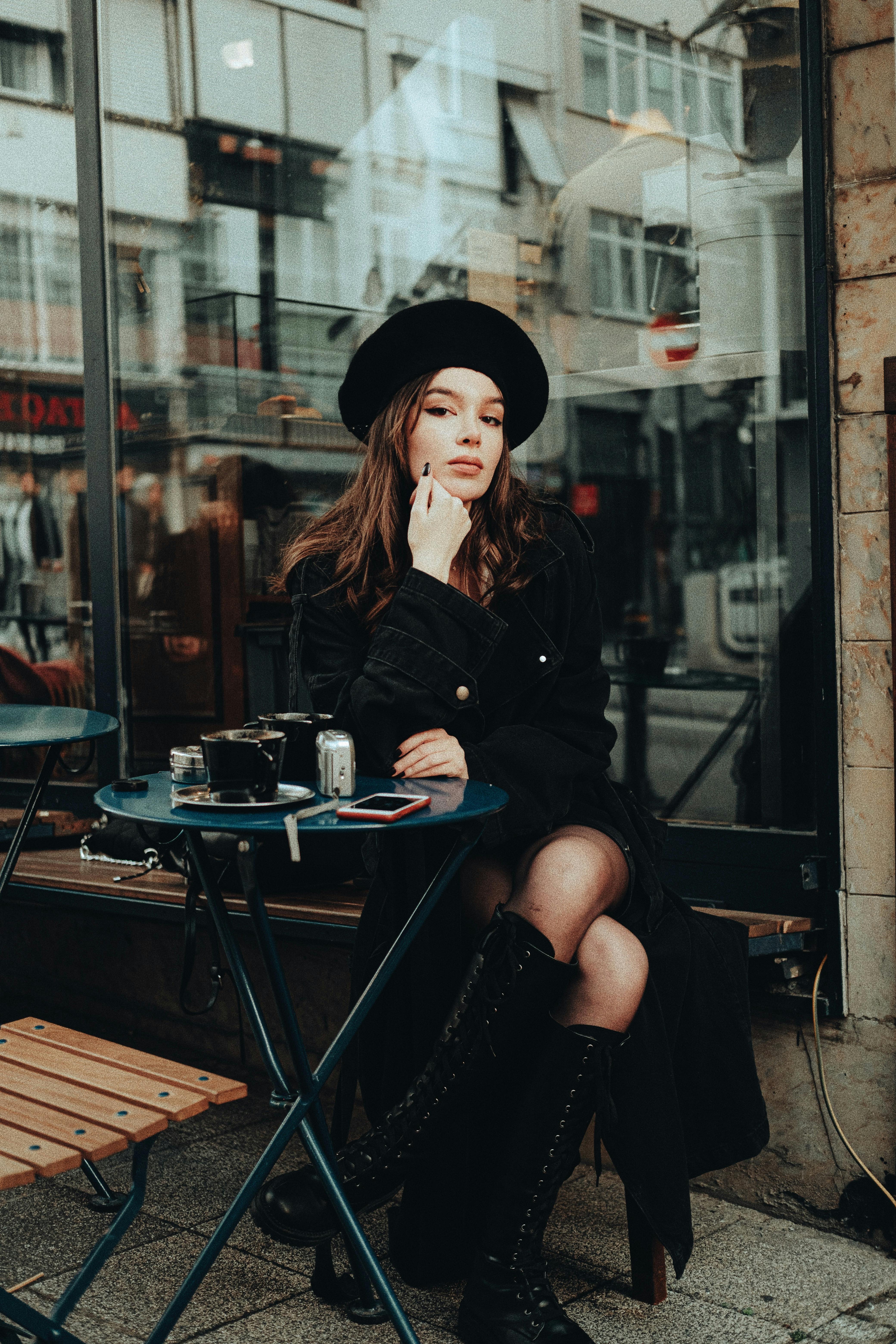 brunette woman posing in cafe