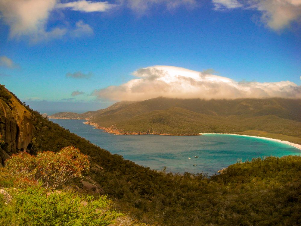 Wineglass Bay con nubes cinematográficas sobre la cordillera de Freycinet