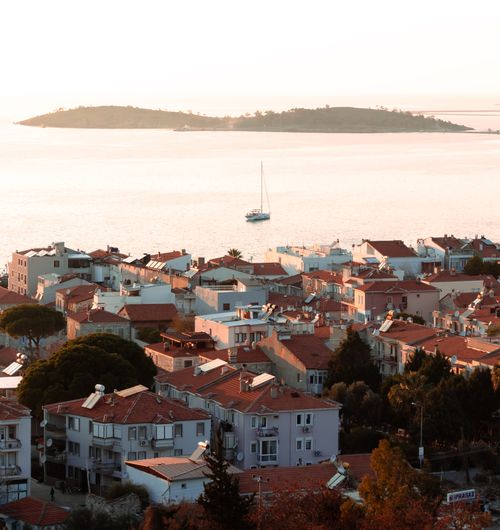 Free View of a picturesque coastal town with a serene sea backdrop in Foça, İzmir, Türkiye. Stock Photo
