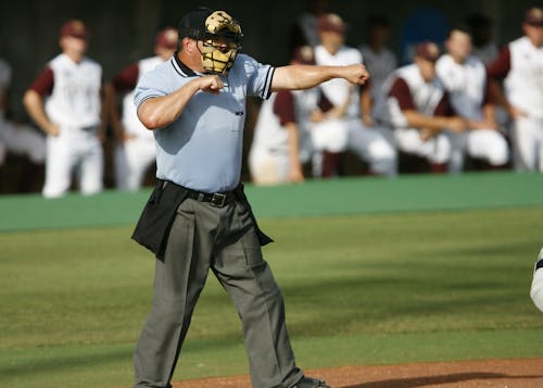 Fotografia Tilt Shift De Um árbitro De Beisebol
