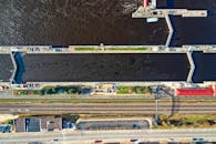 航拍照片展示了美国威斯康星州阿尔马的水坝和铁路道口