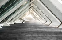 探索现代建筑走廊的时尚未来主义设计