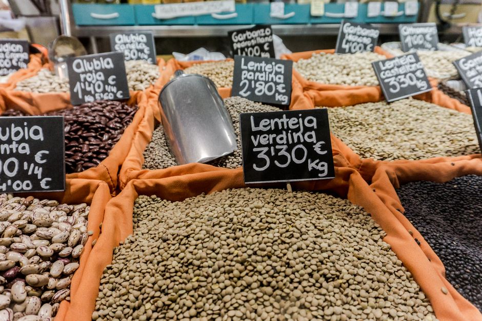 Lentejas negras ecológicas a granel mostrando su textura y color característico