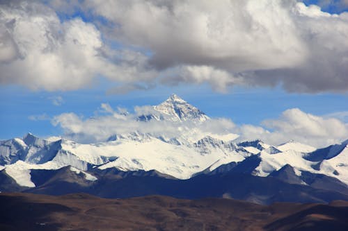 Montanha Cheia De Neve Sob Céu Nublado Durante O Dia