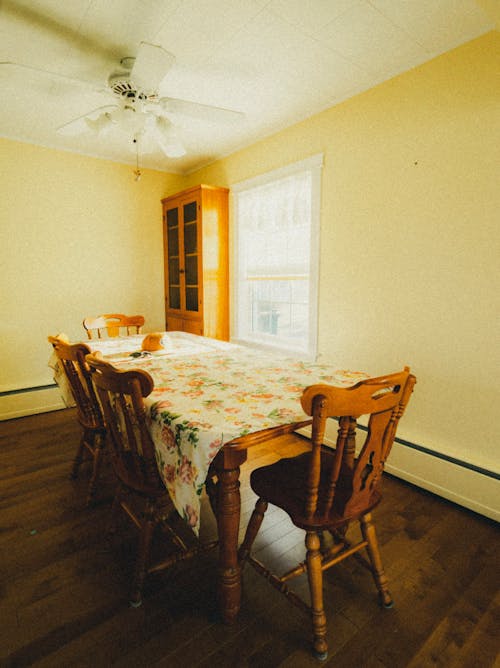 Free Vintage Table and Chairs in Room Stock Photo