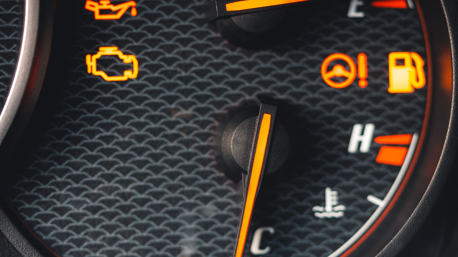 Detalhe do painel de um carro usado durante inspeção de um defeito conhecido