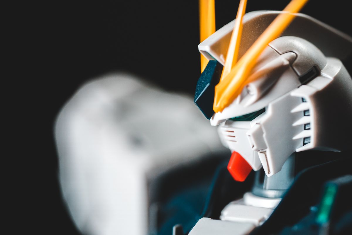 Close detalhado de action figure colecionavel em fundo escuro