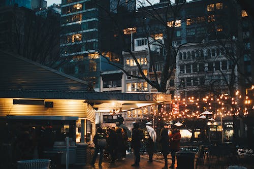 Mensen Staan Voor Verlichte Winkel