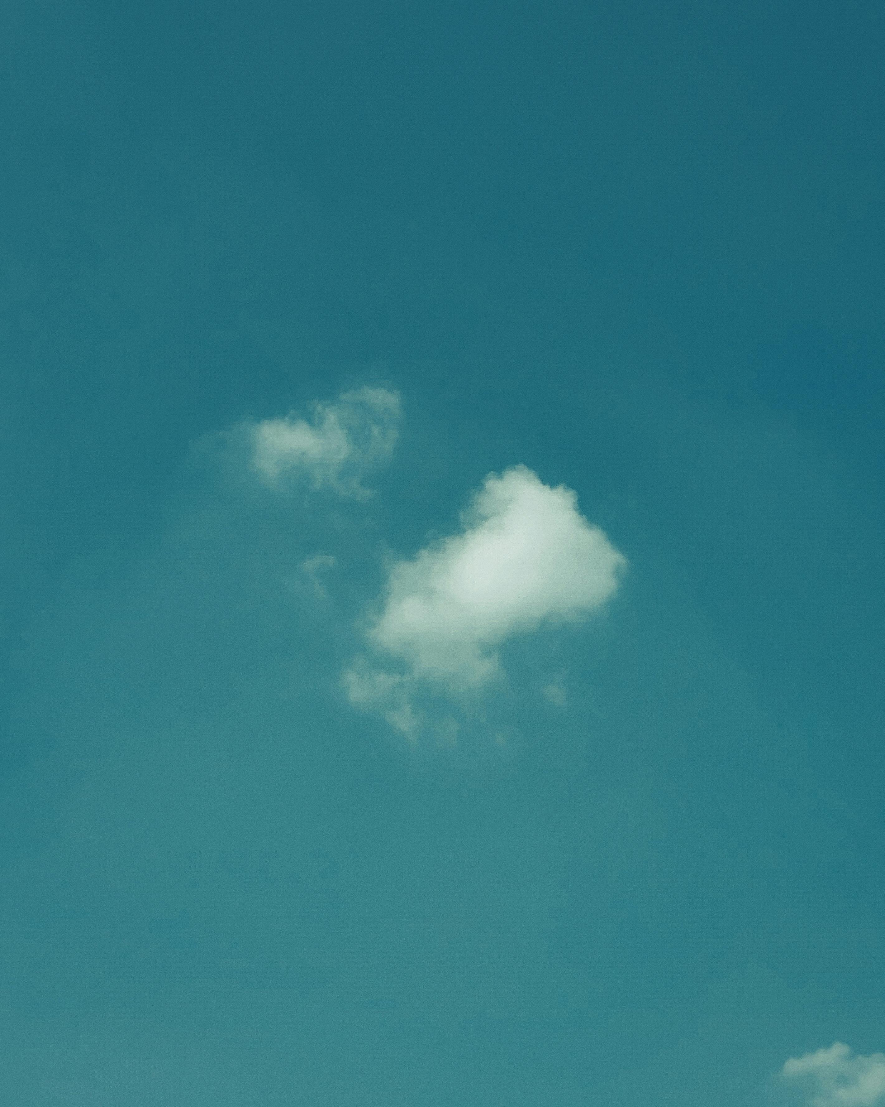 Gratis Un cielo azul tranquilo con una única nube blanca y esponjosa en un día claro. Foto de stock