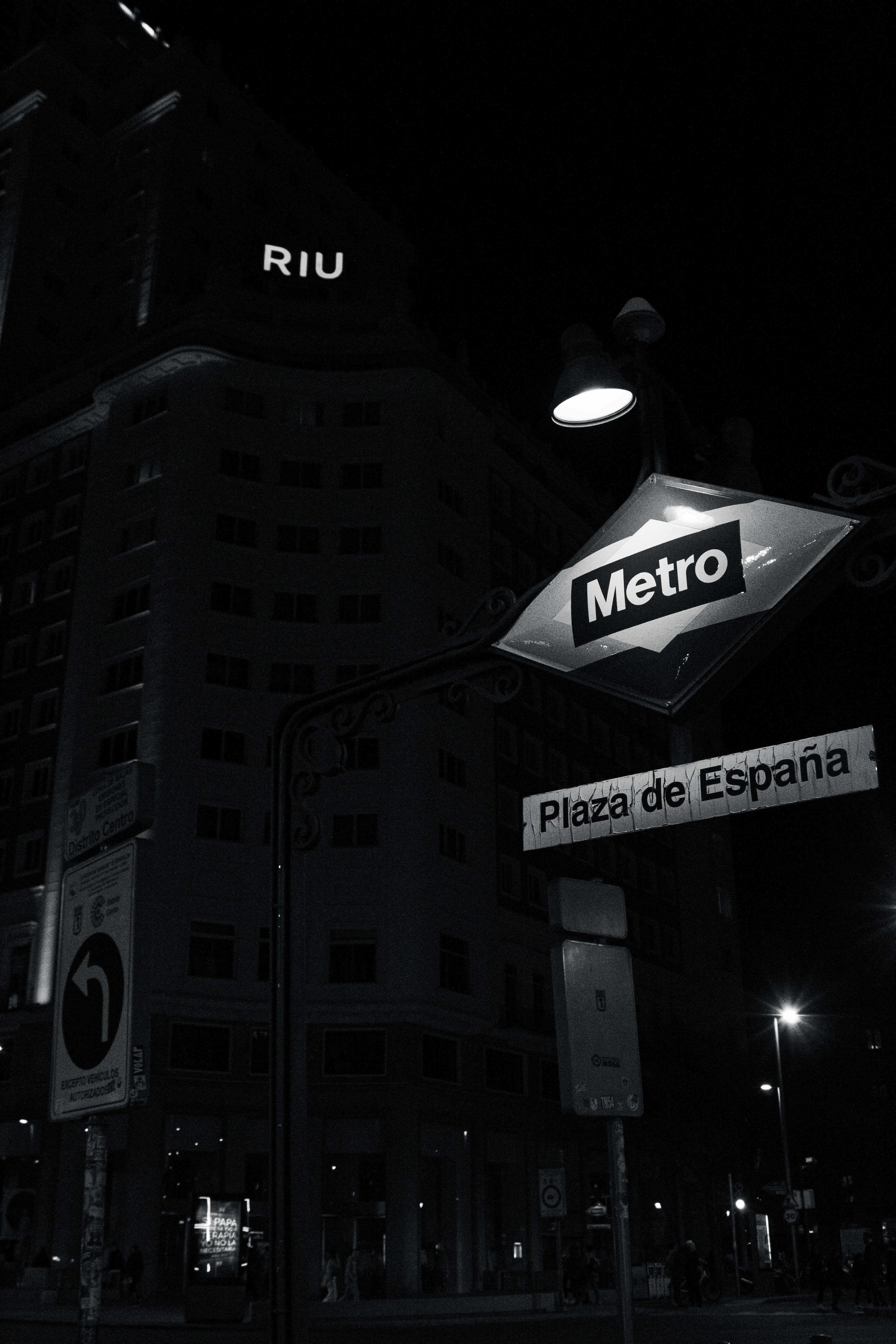 plaza de espana metro logo in madrid