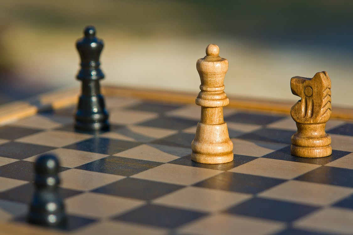 免费 棕色和黑色木制国际象棋棋子 素材图片