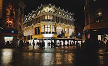 晚上，诺维奇的贾罗兹大楼亮起圣诞灯，热闹非凡