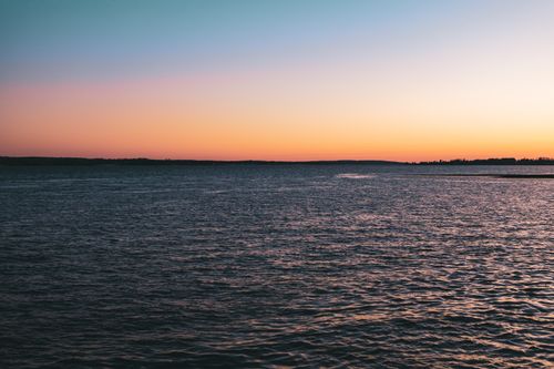 Free Capture the mesmerizing sunset view over the tranquil ocean horizon, inviting peace and reflection. Stock Photo