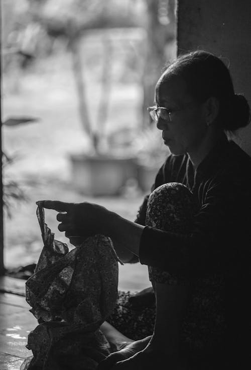 Darmowe zdjęcie z galerii z czarno-biały, kobieta, monochromatyczny