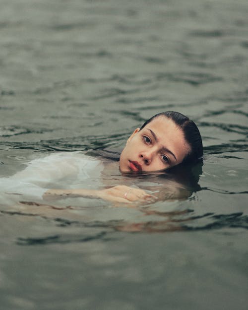Foto profissional grátis de água, cabelo molhado, flutuando
