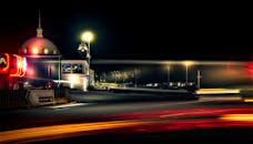 夜晚的城市里，圆顶建筑和道路上的灯光条纹交相辉映