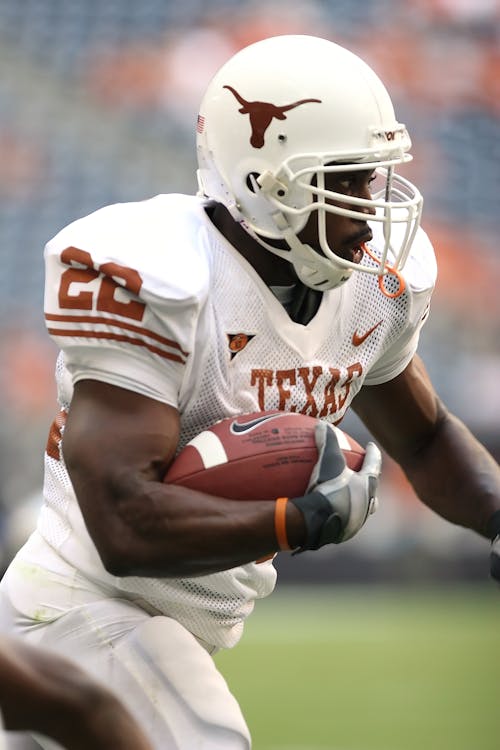 Homme Portant Un Maillot Texas Nike 22 Tenant Le Ballon Et En Cours D'exécution Pendant La Journée