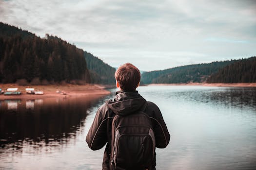背着背包的人可以欣赏树木环绕的山景，感受宁静的户外风光