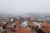 大雾笼罩的天空下，波尔图的天际线鸟瞰图中，特色鲜明的红色屋顶格外醒目