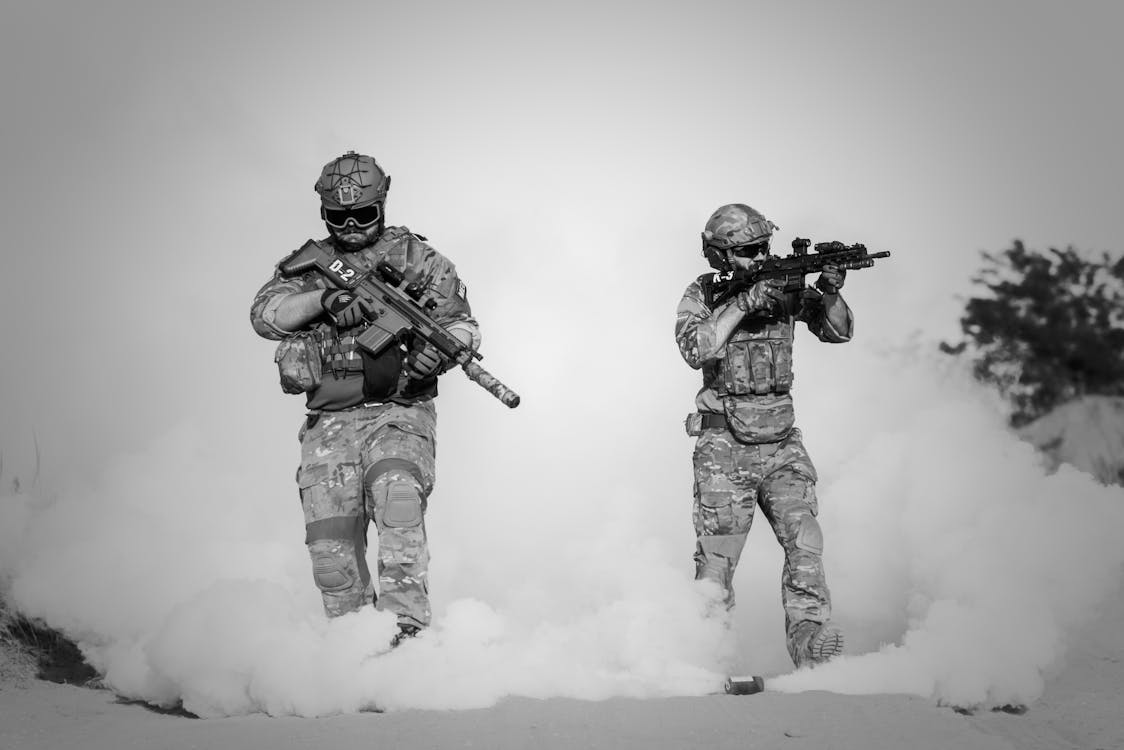 Kostenlos Zwei Männer In Militärkleidung Mit Waffen Stock-Foto