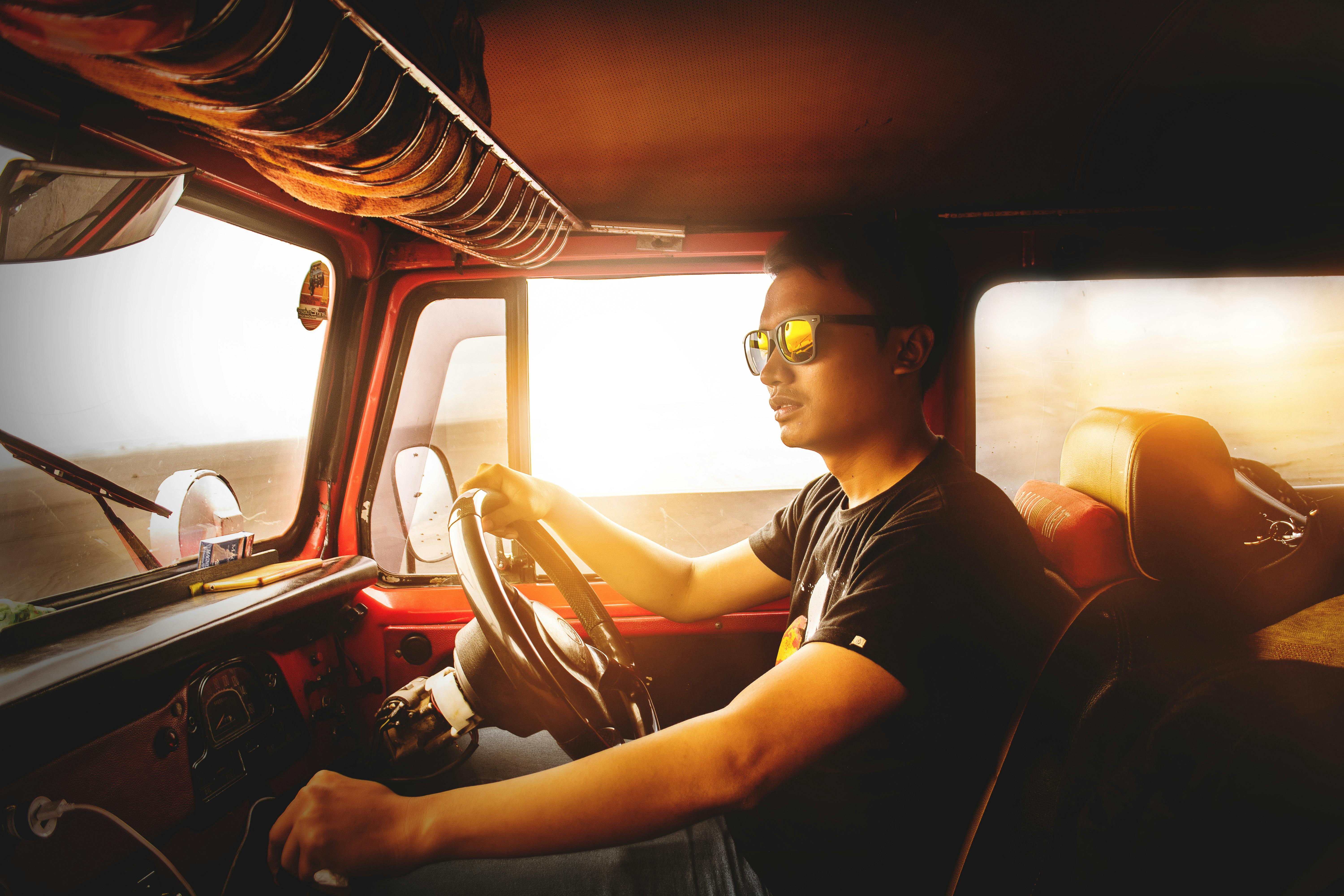 Man driving a vehicle. | Photo: Pexels