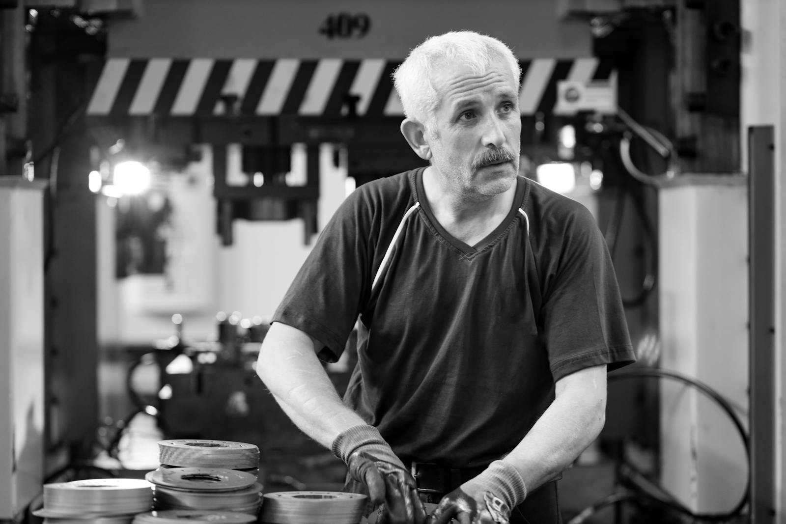 An Old Man Working Hard Mountain 16:9 Photos, Download The BEST Free An ...