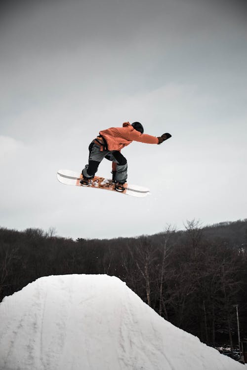 無料 ランプでジャンプするスノーボードの男 写真素材