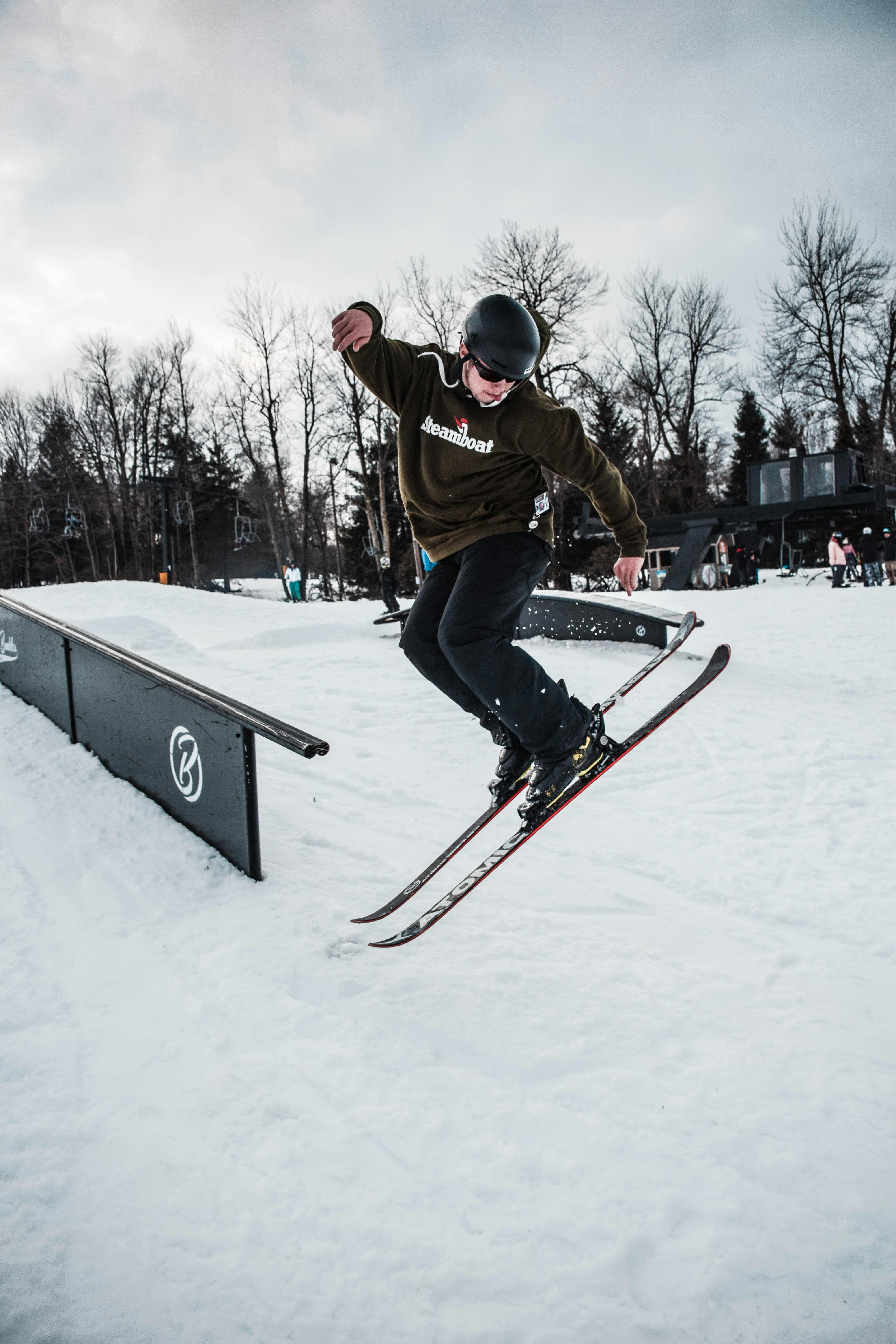 Immagini Stock - Uomo In Occhiali Da Snowboard Su Sfondo Di Neve