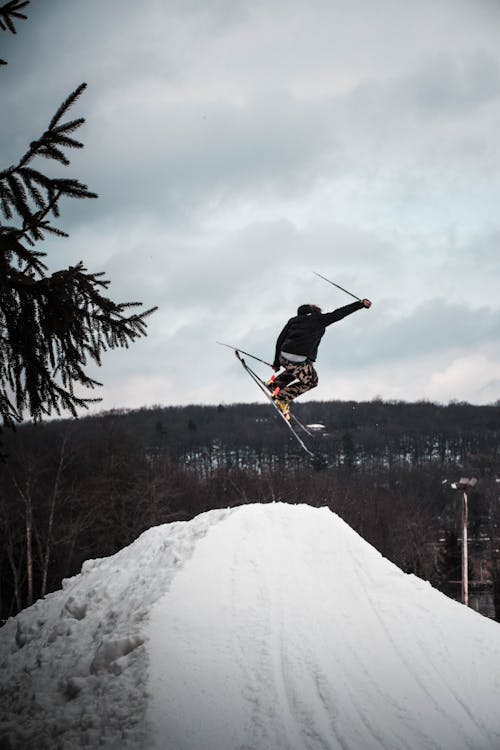 Person Snowboarding on Mountain · Free Stock Photo