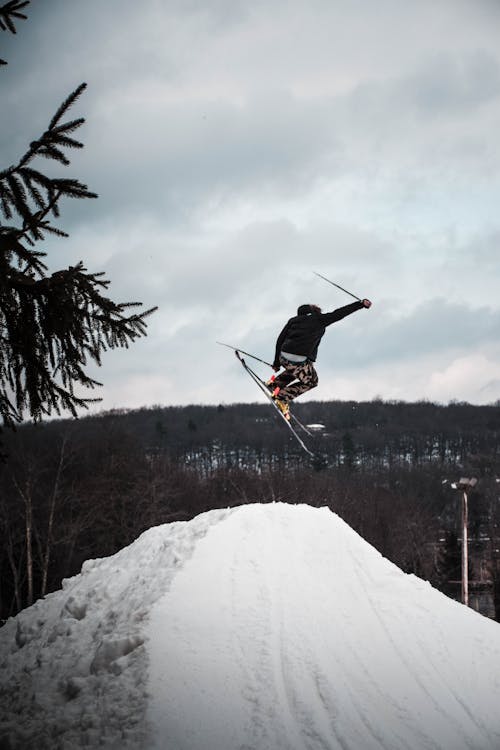 Person Snowboarden Auf Berg