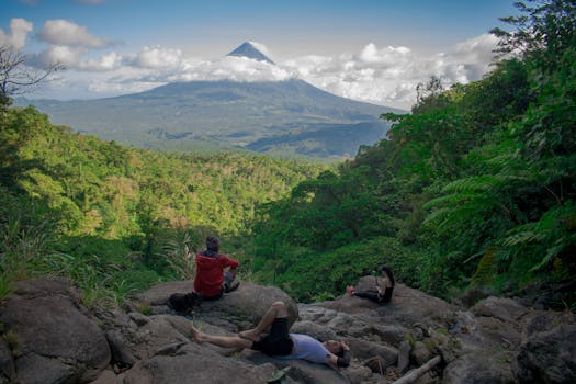 徒步旅行者在菲律宾比科尔马永火山的美景中休息
