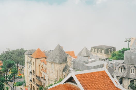 从空中俯瞰，风景如画的欧式村庄屋顶迷人，笼罩在朦胧的天气中