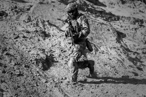 Uomo In Uniforme Da Combattimento Completo Dell'esercito Che Trasportano Fucile