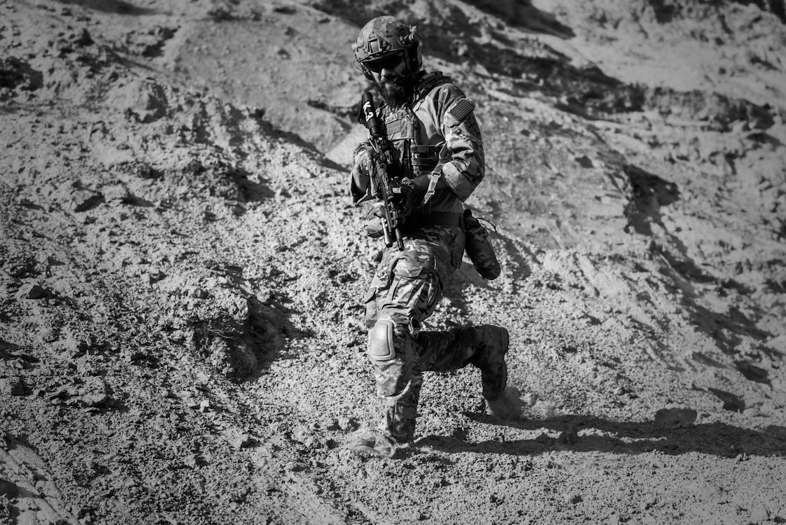 Bezpłatne Man In Army Full Combat Uniform Carrying Rifle Zdjęcie z galerii