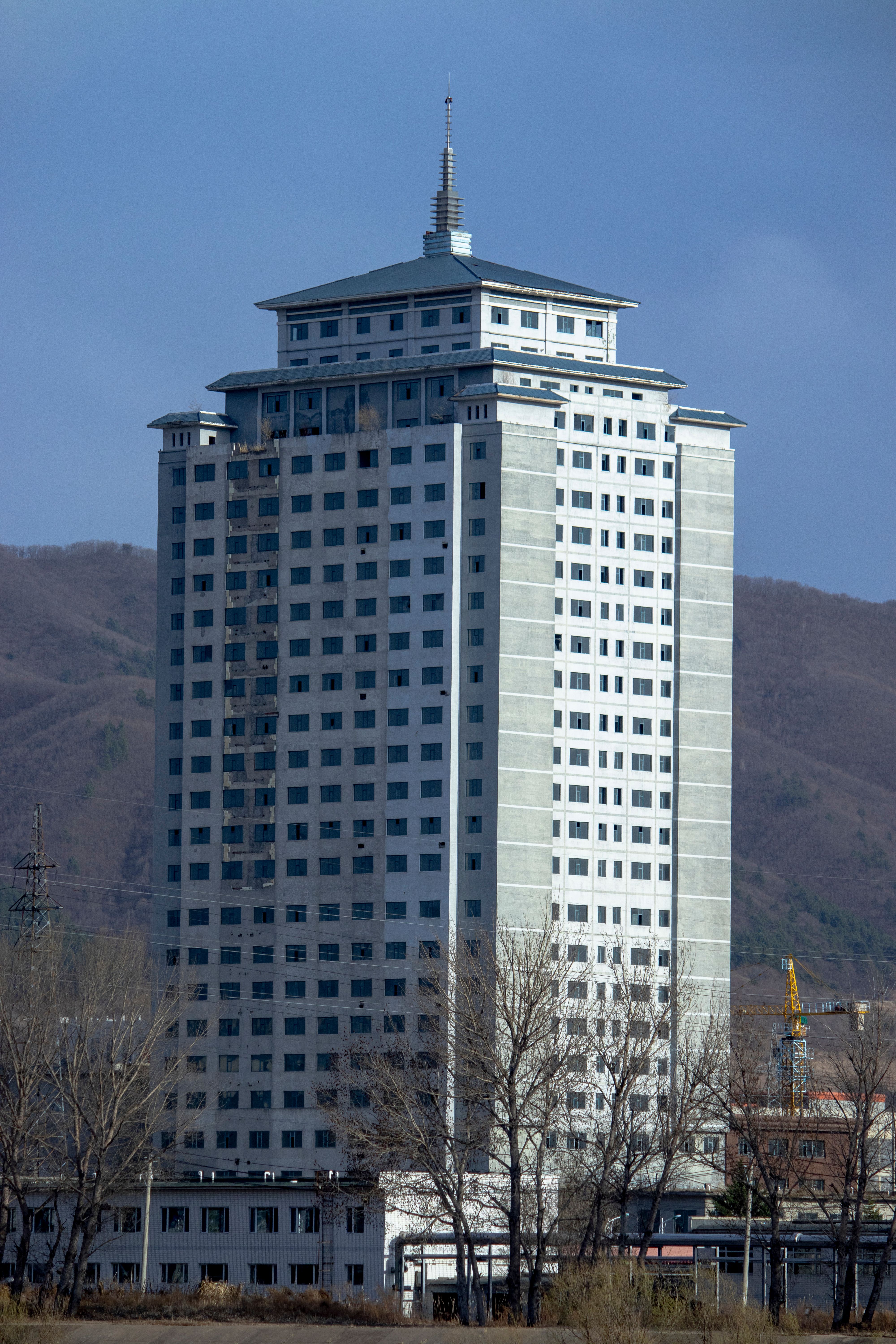 Modern Apartment Building in City · Free Stock Photo