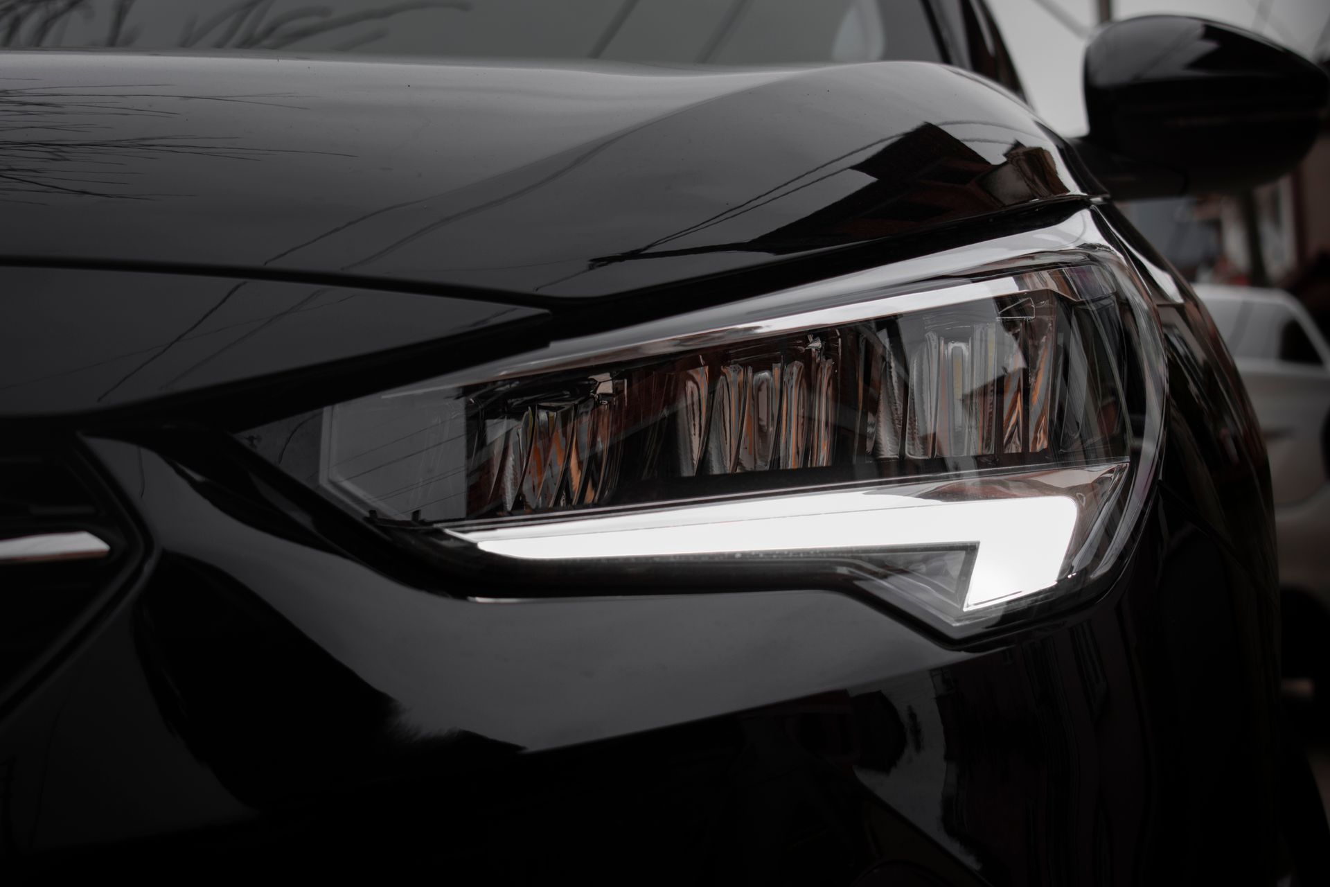 Detail eines modernen schwarzen Fahrzeugs mit klarer Leuchtenform.
