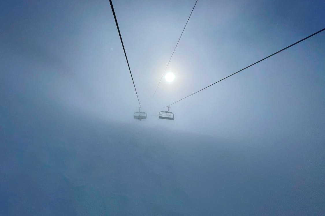 Darmowe zdjęcie z galerii z mgła, wyciąg narciarski