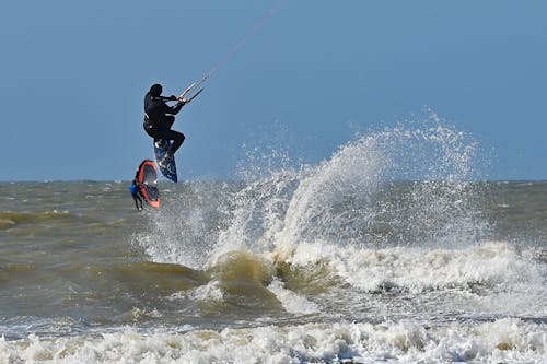 Immagine gratuita di golf, kite surfer, salto