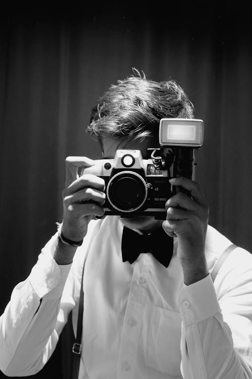 Darmowe zdjęcie z galerii z aparat, czarno-biały, fotografia mody