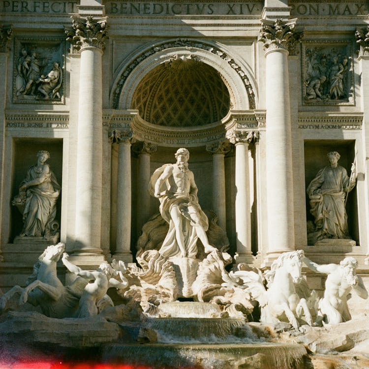 Fontanna Di Trevi In Rome, Italy