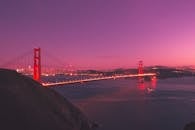 旧金山日落时分金门大桥的令人惊叹的景色和鲜艳的天空