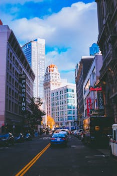 白天，城市街道充满活力，有摩天大楼、车流和色彩缤纷的标牌